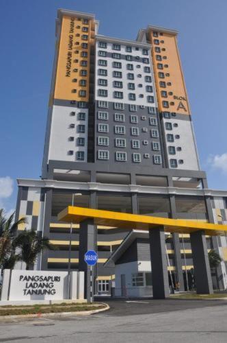 Seaside Haven Homestay Seaview Unit With Pool Opposite Ktcc & Mayang Mall - Pangsapuri Ladang Tanjung Kuala Terengganu Zewnętrze zdjęcie